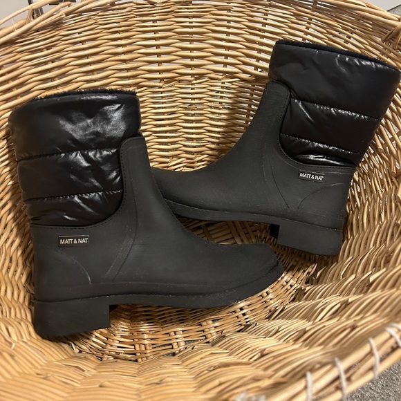 Matt & Nat ~ ROMINA WOMEN'S VEGAN Black RAIN BOOTS size 7 (EU 38) - Picture 3 of 9